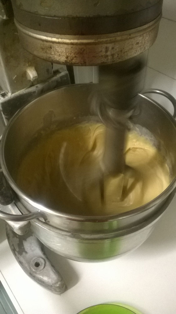 fabrication de la pâte mère (eau, miel, farine)